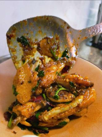 辣炒鸡翅 材料:
鸡翅若干
香菜
【干料】
干辣椒(我用的二荆条)两个
青花椒
蒜沫
小米椒沫
姜
辣椒粉(上色)
【湿料】
生抽
蚝油
糖
盐
做法:
1. 鸡翅对半切/剪开,泡血水,厨房纸吸干
2. 油热,下鸡翅(鸡皮朝下),煎至金黄焦脆(约五六分钟)
3. 炒干料(干辣椒,青花椒,蒜沫,辣椒沫,姜),炒香加辣椒粉(没有可以不加,上色用)
4. 加湿料(生抽,蚝油,糖,盐)
5. 最后,轻炒香菜,出锅
#美食 #辣炒鸡翅 #鸡翅#吃什么 #亲手制作美食