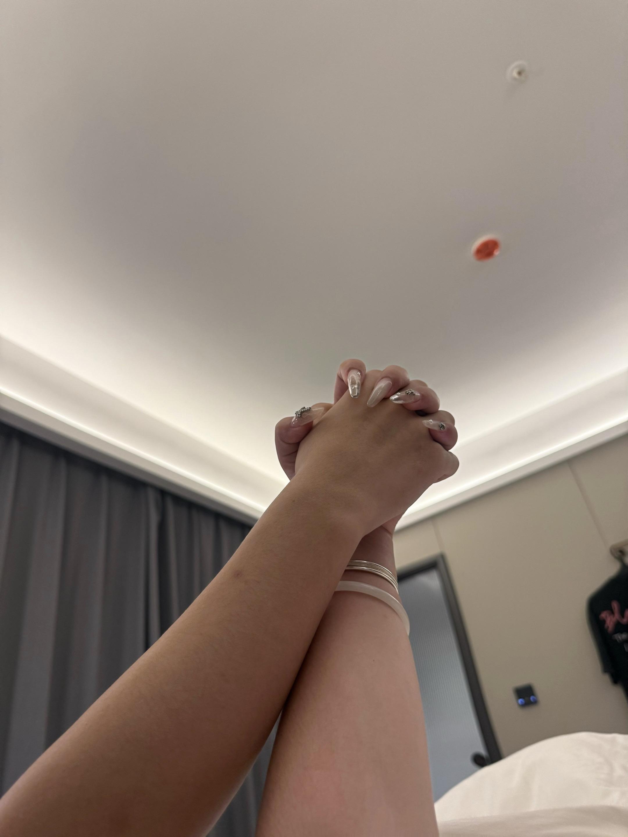 算了 这条我还是屏蔽你吧。
今天是我们分开的第25天 可是我还是好想你啊 我真的不知道要怎么去忘记你 要怎么去放下你 我知道了好多事情也真的看清你了 我从没想过你会这么说我 我真的接受不了 可是就算我心里知道了你是什么样的人 我还是会去回忆 回忆你对我的好 我不相信你没有爱过我 你是个骗子 说好要和我在一起一辈子的 果然誓言只有在爱的时候生效 身边的朋友都骂我 可我听不进去 时不时的翻看我们曾经的聊天记录 听你发的语音 那个时候的我们好幸福啊 我们还聊了很多以后呢 你还记得吗 唉好像不重要了 你选择了可以天天见面的人 我没资格怪你 有的时候真的好恨你啊 是你先说喜欢我的却又不要我了 算了 至少幸福过就好了 晚安吧