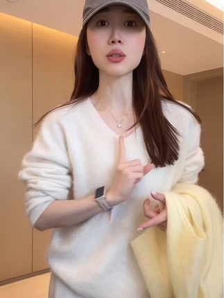 整件全是绵羊毛+山羊绒,面料非常好,无缝一体成织,全净边,质感超好,非常柔软细腻,巨高级大气,能够穿出四位数的高级感,鸡心领很时尚洋气,秋天单穿,冬天搭各种外套,太美了#穿搭 #秋冬穿搭 #高级感穿搭 #好物推荐🔥 #显瘦穿搭