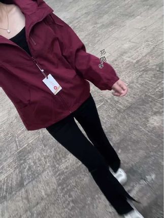 女人记住,有苦自己吃,有伤自己养,有泪自己擦,没人爱你时,那就自己爱自己。记住一句话。“万丈深渊不见底,靠谁不如靠自己,七苦八难是生活,苦尽甘来是人生,吃过的每一份委屈,每一份苦,都是在提醒自己要好好的努力,成为更好的自己。#早秋穿搭 #休闲百搭 #外套