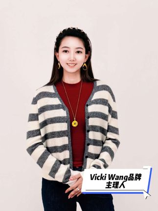 这件真丝羊绒灰白条纹开衫,材质柔滑温暖且质感高级。穿搭上内搭酒红色高领针织衫,撞色显层次;下搭深蓝色牛仔裤,休闲随性。再以金色圆环耳环、长款项链点缀,精致又不失日常感,春秋穿可单可叠,适配多种风格,是提升穿搭质感的实用单品。