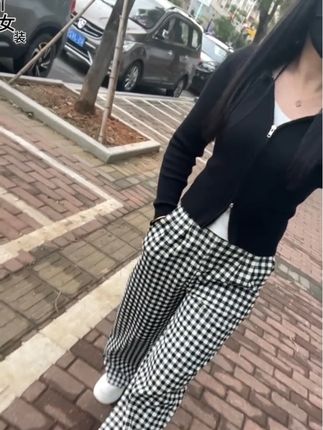 永远不要跟别人解释你自己,懂你的人不言而喻,不懂你的人百口莫辩,不要太在意他人的评论,也不要活在别人的眼里,做人无需人人理解,但求自己问心无愧。