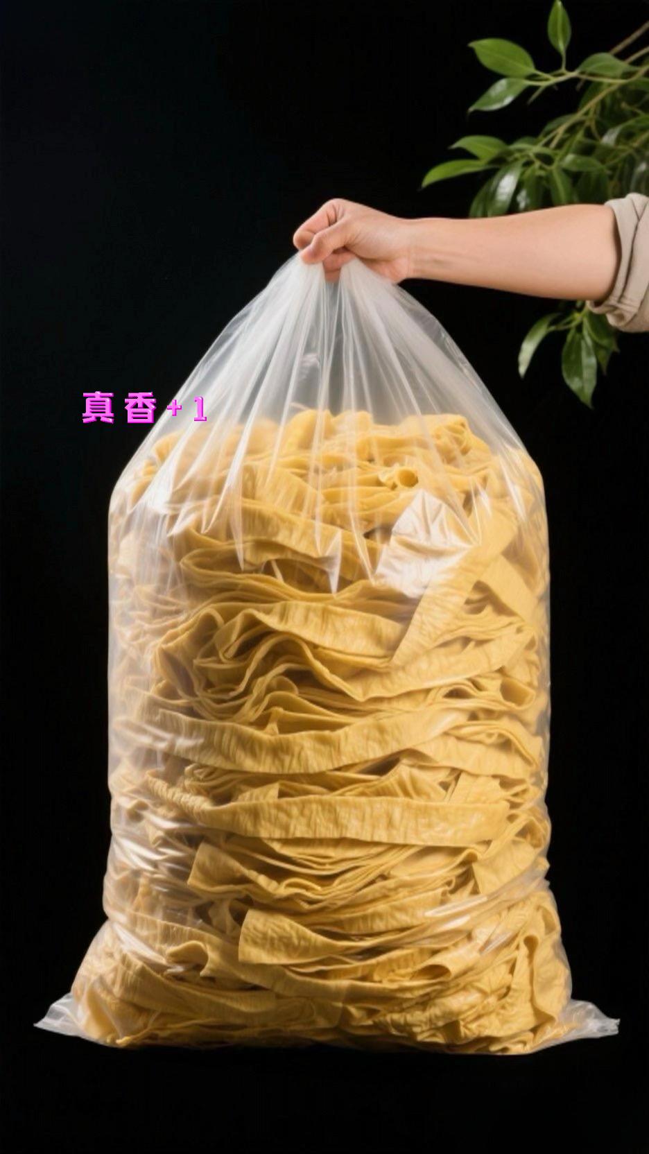 家人们!这口东北老味道真的绝了!纯手工摊的豆皮,薄厚均匀还带点韧劲,撕开全是细密的小孔,吸饱汤汁直接香迷糊! 不管是凉拌、涮锅还是炒辣椒,都巨入味!配料表干净得只有黄豆和水,老人孩子都能放心吃,一口回到小时候姥姥家的饭桌上! 库存不多,爱吃这口的赶紧冲,晚了真就没了!#东北豆皮 #手工制作 #健康食材 #好吃到停不下来 #超便宜超划算