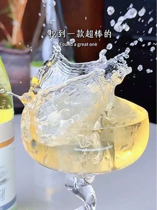挖到了一款超好喝进口白葡萄酒 就是这款大品牌蚝湾灰皮诺,原瓶从新西兰黄金铲去进口,打开瓶盖,淡雅花香就飘散在空气中,入口的一瞬间,就像走进了新西兰月光笼罩下的果园,柑橘与白玫瑰的香气在舌尖交织,咽下之后,尾调还有点像山泉淌过月光时的独特矿物质感。12度的酒体口感轻盈,入口顺滑又柔和,清爽感拉满,不管是一个人小酌放松,还是朋友聚会一起畅饮,它都很适配。配料表干净简单,品质有保障。平时喜欢微醺的朋友真的别错过咯,点击下方就能下单,加上这个价格超划算!#灰皮诺 #葡萄酒 #酒 #微醺时刻 #进口葡萄酒