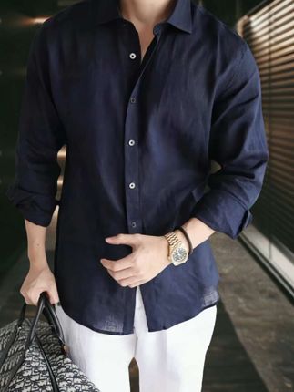 解锁「成熟感」的秘密武器是这件亚麻衬衫 被追问了800遍的通勤衬衫终于来了!   100%意大利亚麻的细腻质感,上手就知道有多不一样——比普通面料透气3倍,35℃通勤也能保持清爽,后背再也不会闷出汗渍印。   纯色织纹自带低调肌理感,远看是利落的商务范儿,近看又藏着精致小心机。长袖设计刚好遮住手臂拜拜肉,微宽松版型对各种身材都友好,塞进西裤是职场精英,搭牛仔裤约会又多了份松弛感。   真正的成熟从来不是用力过猛,就像这件衬衫,不用费心搭配,却能让你在会议室和咖啡馆间无缝切换。穿上它才懂:原来「专业感」和「舒适感」真的能同时拥有。   现在穿正合适,再热一点可就没货啦~#高级感穿搭 #品质男装 #简约穿搭 #轻熟气质  #男士衬衫推荐