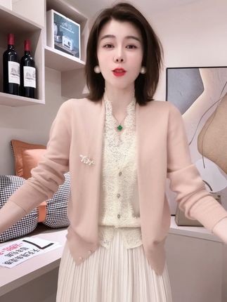 假两件羊毛衫,一件衣服穿出三件不同款式