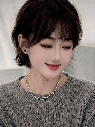 允许托着下巴 允许撑着额头 允许低下头 允许静态美 允许……