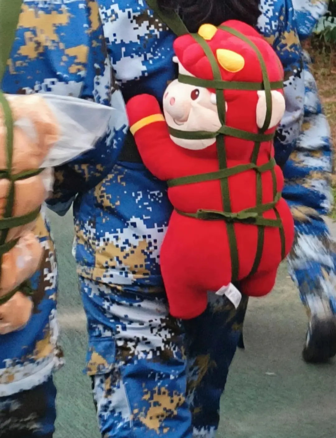 军训拉练之负重整活#军训 #搞笑 #评论区 #玩偶 - 抖音