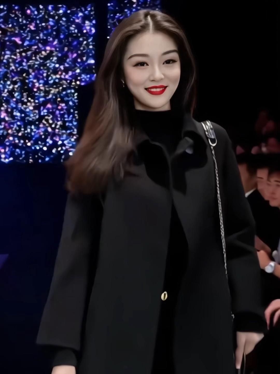 #女裝  #早秋姐感气质穿搭 #解锁秋季一周色彩灵感穿搭#早秋黑白灰穿搭测评 #冬日穿搭测评