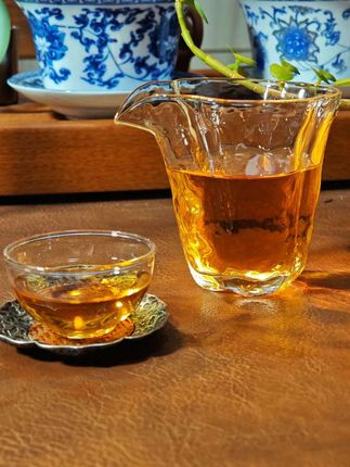 这世上, 能懂你沉默的人不多, 还好, 茶算一个。#茶 #喜欢喝茶 #公道杯