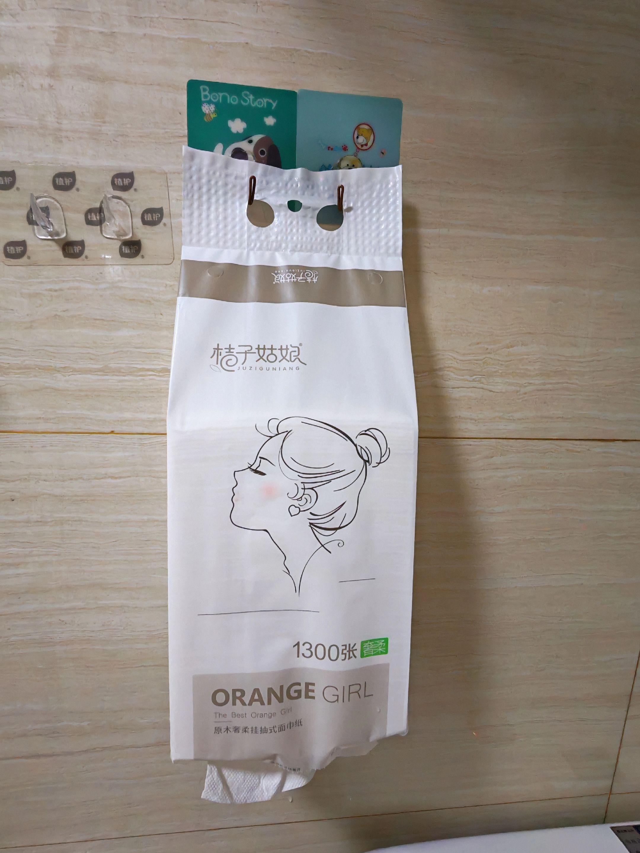 桔子姑娘你简直就是个活菩萨吧!这个价居然就到手6大提,而且每提都是加大加厚的不是松松软软的那种! 还是五层加厚的原生木浆纸,精致的压花好看又高级,纸张柔软亲肤又细腻,使劲揉搓也不掉毛絮!悬挂式的抽取也超丝滑!用一张抽一张贼方便!桔子姑娘悬挂式抽纸自用#种草好物推荐自用好物分享#种草好物