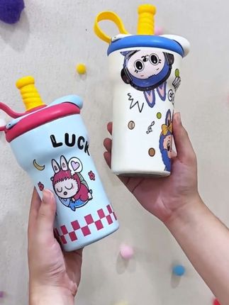 孩子心心念念的水杯终于到了,超可爱的插画,让人爱不释手,316白陶瓷覆层内胆,七百毫升容量刚刚好,不会浪费杯#保冰杯#保温杯#好东西一起分享#万万没想到#你值得拥有