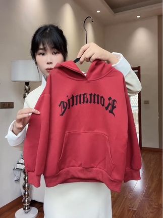 酒红色连帽卫衣显白有阳光,面料很细腻柔软,#国庆节穿#松驰感穿搭 #强烈推荐