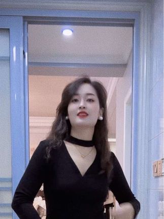 这个打底衫真的太好看了!它是这种挂脖的设计,特别适合秋冬季节去穿,而且它还是修身的版型,可以很好的藏住我们肚子上的肉肉。非常适合微胖的女生,穿上身很显瘦,还很有气质,不管是单穿还是内搭都很好看#穿搭 #辣妹穿搭 #早秋穿搭 #谁穿谁好看系列