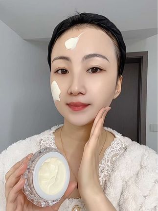 想要素颜出门轻松拥有好气色,还得用它上妆滋润自然亮肤,不假白不卡粉#懒人素颜霜