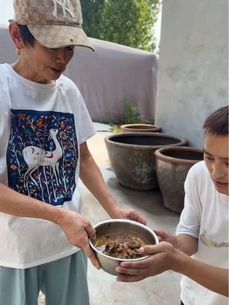 带着长生给鹅打料去#我的乡村生活 #抖音助农