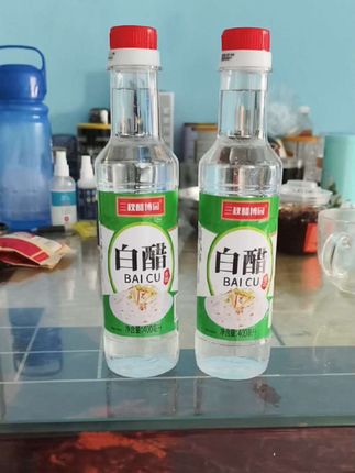 白醋厨房常用调味品,凉拌菜,烧汤,还可以用来洗脸,洗头,泡脚,刷牙等等#白醋