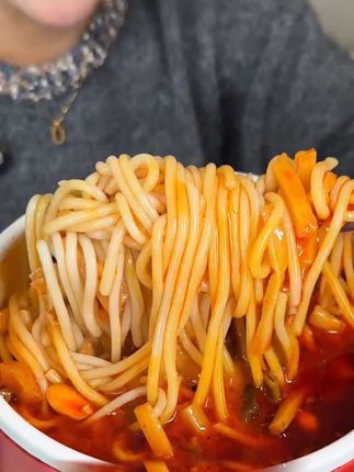 果然螺蛳粉还是得是臭宝,闻着臭吃着香也太过瘾了#好吃到停不下来 #灵魂宵夜 #嗦粉 #无辣不欢 #速食美食