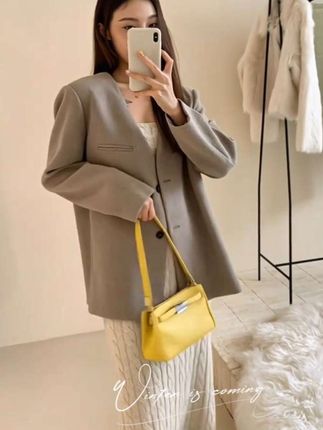 【2025早秋爆款|穿上直接瘦10斤!这套遮肉神装谁还没入手?】✨慵懒宽松外套+神级显瘦内搭+气场半身裙=王炸套装! #早秋穿搭 #显瘦套装 #懒人穿搭 #网红同款 #高级感穿搭