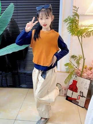 #女童套装 我家有个话痨小棉袄 每天叽叽喳喳像只百灵鸟 虽然偶尔让人头大抓狂 但看到她笑眼弯弯的模样 所有疲惫瞬间烟消云散 有她在 生活永远有盼头#女童穿搭 #女童秋装 @抖音小助手