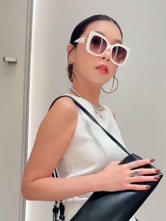 这个夏天,大女主气质风墨镜非它莫属啦~ 最近超爱的单品,经典百搭的大气方框白色墨镜🕶️,尽显大女主气质风👏🏻👏🏻 戴上瞬间小脸,放在头上也很显气质摩登感~ 国际标准的UV400尼龙镜片不伤眼睛,还能够隔绝99.9%的紫外线 轻盈的板材长时间佩戴也毫无压力~细节设计真的超精致✨✨!! 这个夏天日常出行离不开它!🥰🥰 #protago#墨镜推荐 #墨镜style #高颜值墨镜