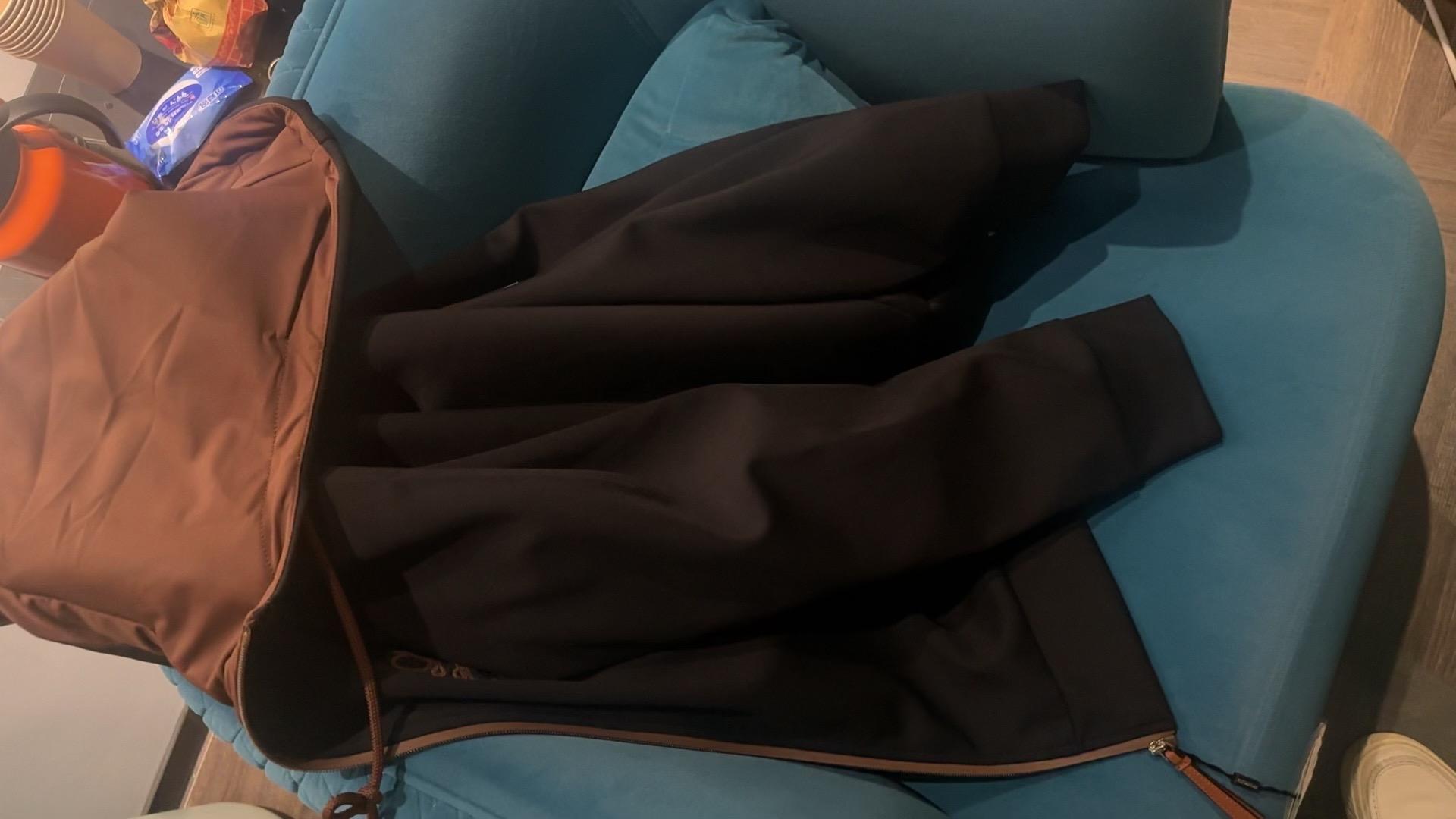 衣服质量很不错,手感很舒服,里面忖布也挺好的,200块钱,挺超值的。#我在抖音买买买