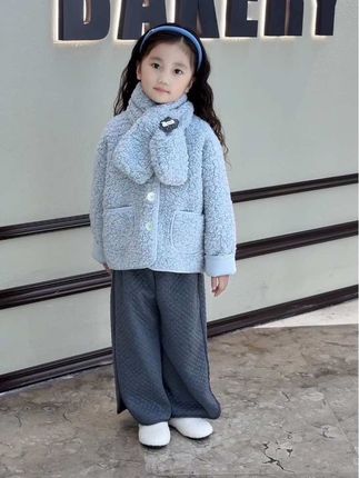 哇!奶呼呼的蓝色毛绒外套搭配同款围巾~整套真的气质又甜美啊#高品质童装 #童装萌娃穿搭 #生女儿就是用来打扮的 #女宝穿搭