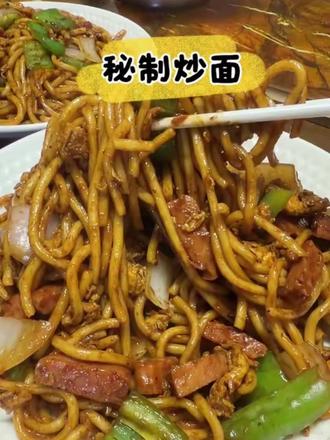 小朋友每周都要吃好几次这个炒面,用料不多做法也超简单,一口下去真的太满足了#炒面#鸡蛋炒面#家有初中生#初中生早餐