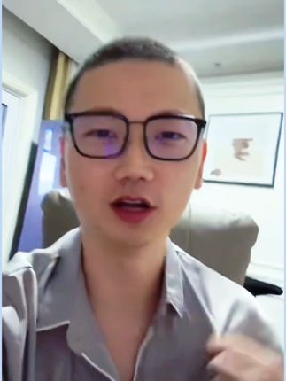 男人在家不要太随意了,睡衣也可以时尚又舒适的。这套睡衣是我最近的心头爱,它的面料柔软细腻,穿上身就像牛奶一样丝滑,而且款式也很潮,出门拿个快递倒垃圾都不会尴尬,更重要的是它能让你放松心情,卸下一天的疲惫,这么好的东西千万不要错过了,赶紧点击下方链接抢购吧!#创作人计划 #每日分享 #电商 #男士家居服 #刘凯鹏