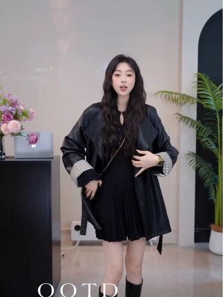 秋季新品🍂|秋天的穿搭不用费脑🥳针织裙的软乎乎中和了蛋白皮皮衣的利落✨贴肤舒适又防风😘随便搭双长靴,就能穿出不费力的秋日时髦感 🍂上新就想焊在身上🖤 一套上身💕既有裙装的灵动,又有皮衣的飒爽,通勤约会都能轻松👌直播间给姐妹们炸一个福利价抓紧时间直播间冲冲冲#气质范 #高级感 #高级穿搭