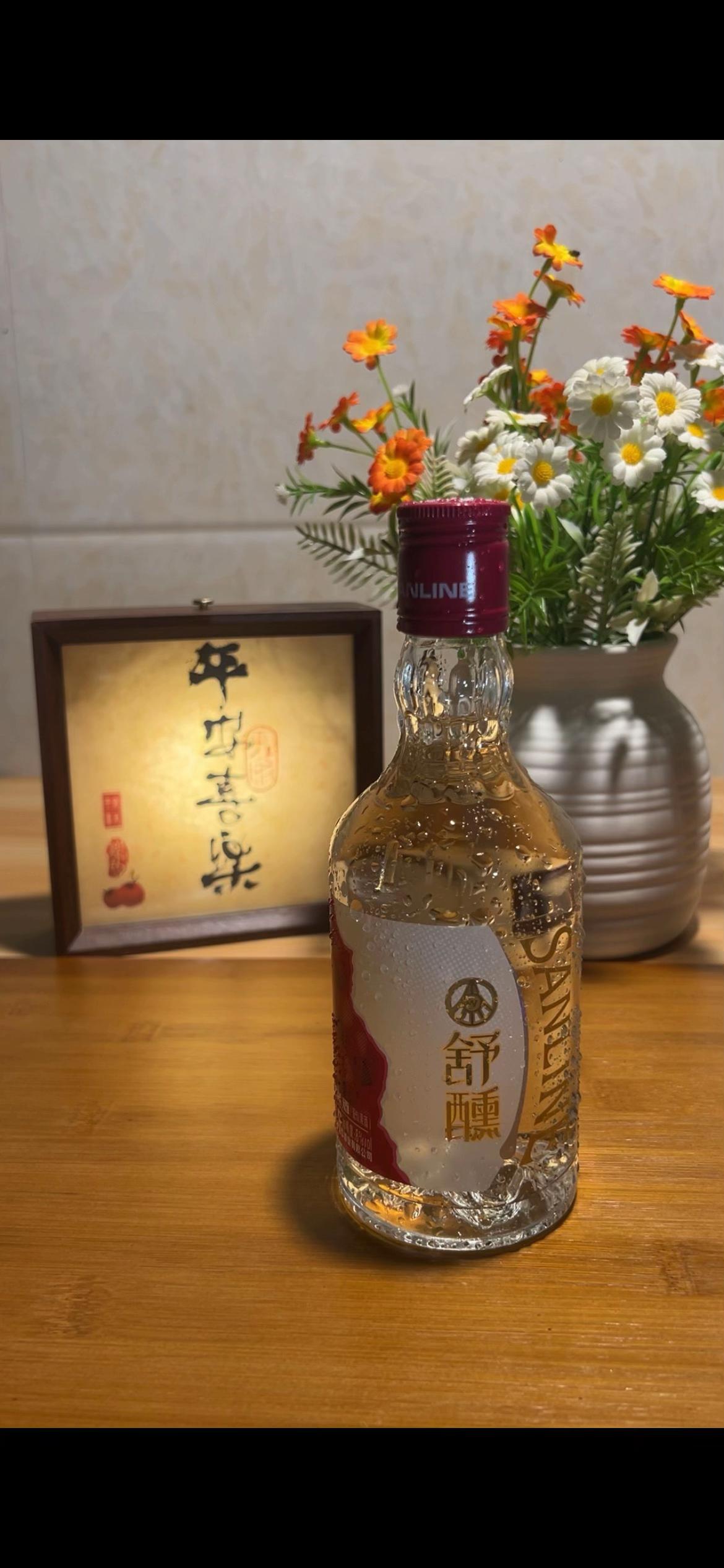 五粮液荔枝果酒 开瓶即浓郁果香和酒香四溢满屋 口感细腻柔顺 8度微醺刚刚好 适合送女友 女生小酌或姐妹聚会等等#五粮液 #微醺 #荔枝酒 #果酒 #在抖音入手的好东西