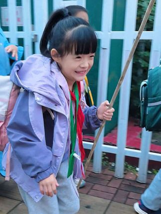 串姐终于可以正大光明的带棍子去学校啦😅班里本来是要检查同学们表演的节目呢!串姐为了通过审核天天练习棍法~哈哈结果去了是直接免审通过#原创视频 #孩子的快乐很简单 #小学生日常 #骗你生女儿 #亲子互动