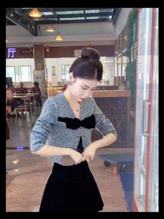 #优雅气质 #每日分享 #气质穿搭 #春秋穿搭女 #蝴蝶结外套半身裙