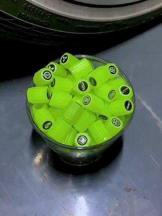 今天给大家分享一个神奇的小东西,夜光气门嘴帽,白天吸光晚上发光,跑起来很帅哦,汽车摩托车电动自行车都可以用哦#轮胎气门嘴灯 #气门嘴帽夜光 #车载好物 #好东西一起分享