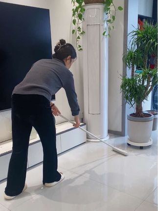 这个滚筒可撕式大号加长粘毛器,真的太好用了! 床上沙发上衣服上、地上,哪里需要粘哪里!各种毛发、碎屑、灰尘都能粘走!一滚撕就干净可方便了!#我可真会买#粘毛器#粘毛器可撕式滚筒#实用好物#超便宜超划算