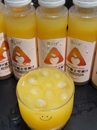 饭后来一瓶巨解腻!清清爽爽!喝一瓶相当于吃掉3个苹果!平时我老公不爱喝饮料,但是这个他特别喜欢,真的好喝!大人小孩都喜欢#仙女都在喝什么 #唯可鲜 #苹果汁 #富士苹果 #果汁