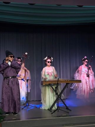 西安新开的!梦回大唐!一边吃铜炉涮,边看表演真的太有意思啦! #西安美食 #铜锅涮肉 #西安旅游