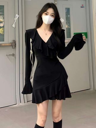 救命!这条黑色连衣裙也太绝了吧!荷叶边设计精致又灵动,V领很显脸小,长袖还能遮手臂肉肉。短款俏皮活泼,长款优雅大气,不管是约会还是通勤都超合适~搭配简单的配饰,轻松穿出高级感,一整个爱住了! #连衣裙推荐 #黑色系穿搭 #显瘦穿搭 #气质穿搭 #日常穿搭