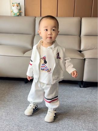 我希望我的小小孩他是一个勇敢的男孩子 少一些遗憾多一些快乐他不必爱很多人也不必执着于被爱不辜负每一份热情也不必讨好每一份冷漠三观正、明是非、懂感恩懂得的道理比我多看过的世界比我大 我希望他可以活成自己喜欢的样子独立而坚强温暖而明亮勇敢而自信 #幼崽穿搭 #童装搭配每日更新 #萌娃穿搭 #萌宝潮童穿搭 #每日童装穿搭分享