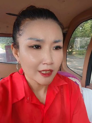 小姐姐就想见见我本人用防晒不脱妆的样子!来让你看看我就开车不开空调就送去了!小姐姐看到我立马打开就用了!#防水防汗不脱妆 #无自用不分享 #好物推荐 @抖音创作灵感