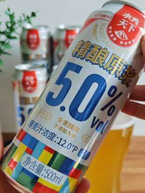 家人们谁懂啊!发现一款颜值和口感都超棒的千岛湖水秀精酿原浆啤酒,微醺颜值党闭眼冲! 有千岛湖优质水源助力,酒体澄澈得仿佛把湖光收纳进罐中,拍照发圈特别出片~500ml*12罐的整箱规格,不管是和闺蜜小聚,还是独自小酌放松,都很合适。 酒精度数刚好营造微醺氛围,入口绵柔还带着麦香,不刺激喉咙也不会胀肚子,喝完脸蛋微微泛红,气色好到爆~ 颜值控、微醺爱好者赶紧入手,这箱酒绝对能让你拥有一整个惬意的时光!#啤酒 #好喝不贵 #精酿啤酒 #中秋节 #强烈推荐