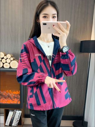 这个春天怎么能少了这样一件双面穿外套呢?它不仅时尚百搭,而且还能轻松应对各种天气变化,让你不再受寒冷与风雨的困扰。不仅如此,它的设计也是十分贴心,连帽的设计让你更加帅气逼人,不管是户外出行还是日常穿搭都是不错的选择,赶快来入手吧!#女士冲锋衣#早秋中性风穿搭 @DOU+小助手 @巨量千川