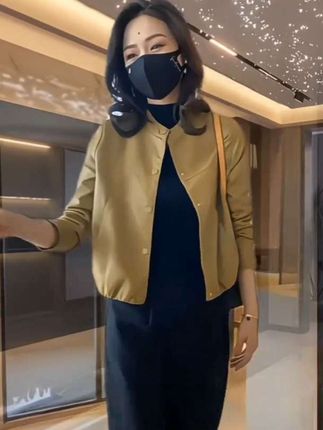 早秋时尚气质休闲皮外套#洋气上档次 #潮流女装 谁穿谁好看#时尚休闲穿搭 #休闲减龄穿搭 #今日穿搭分享