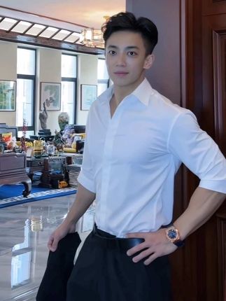 这个年纪 我只是想安稳的爱一个人 和被一个人安稳的爱着 仅此而已