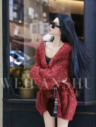 WEIFANSHU/魏凡舒【微醺滤镜】秋冬新款红色显白氛围感减龄开衫毛衣#心动的感觉 #强烈推荐 #我又心动了 #清纯甜美 #气质美女