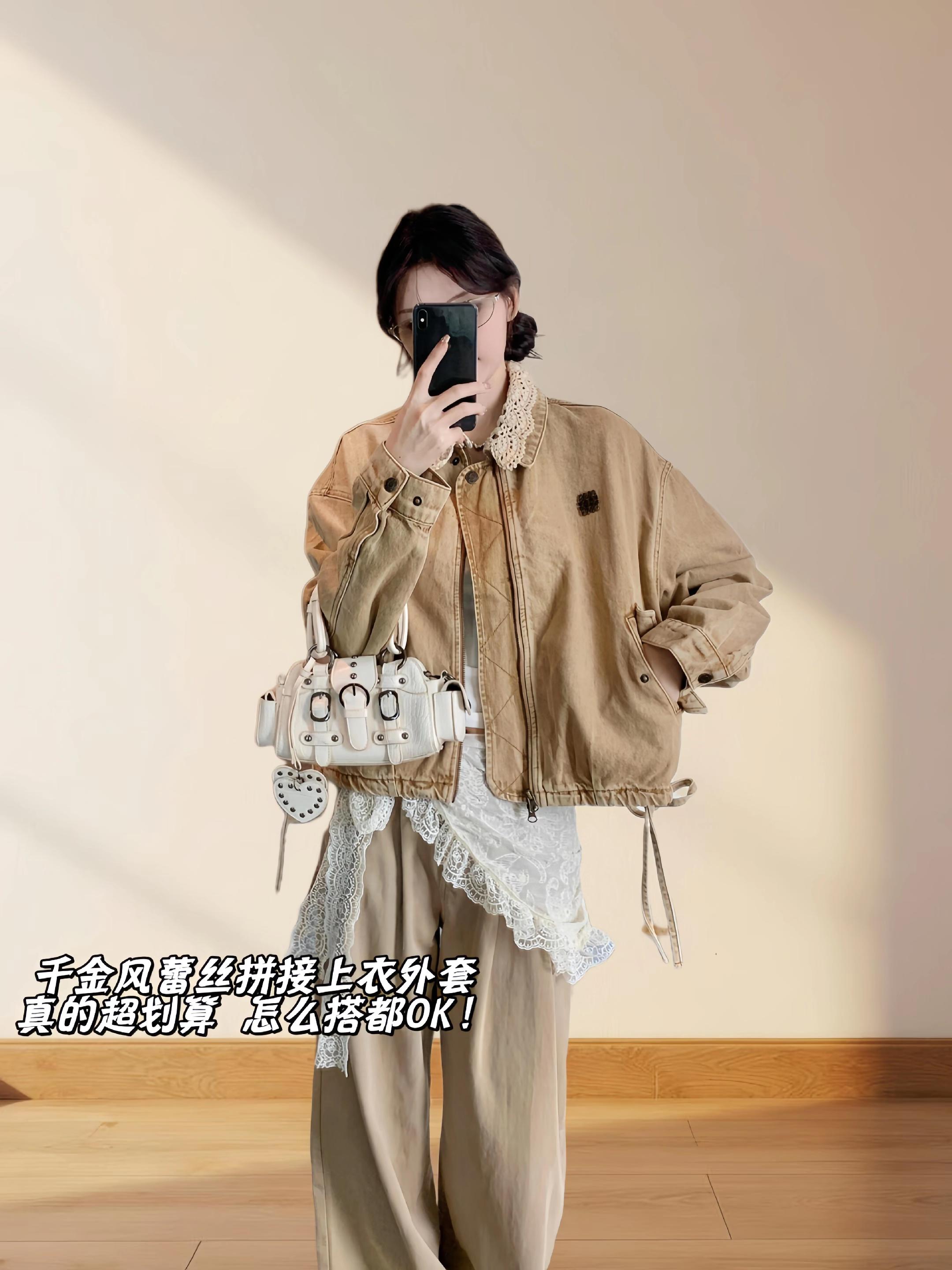 是千金风牛仔外套呀~千金风蕾丝拼接牛仔外套太百搭了叭,胖瘦姐妹都可冲!宽松版型遮肉显瘦,两个颜色也都很适合秋冬~#强烈推荐 #外套 #牛仔外套 #今天穿什么 #韩系穿搭