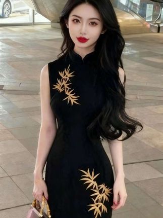 #改良旗袍穿搭 #穿出自信穿出美丽 姐妹们谁懂啊?我真的太喜欢这件新中式旗袍了!它上身的效果简直绝了,超级显身材曲线,而且特别收腰,不管你是腰粗还是肚子大,都能轻松遮住。春天穿这样的旗袍出门简直美炸了!#女人味穿搭 #好身材好气质