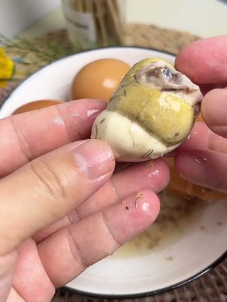 这是孵化了13天的活珠子,汤鲜味美,很鲜嫩! 怎么吃都好吃,有辣 五香两种口味。#活珠子 #活珠子毛蛋