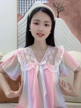 推荐给姐妹们这件自带胸垫睡裙,像小彩虹一样明亮亮的多么好看呀,小网纱很透气,一点都不会闷热,穿起来柔软舒服还好看,关键价格还很便宜!#睡裙推荐 #面料柔软舒适 #家居服分享