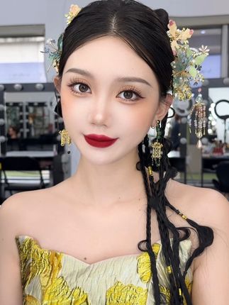 这国货都什么套路 白菜价眼影也能这么好看吗#新娘化妆 #化妆造型培训 #分享妆容 #新中式 #眼影